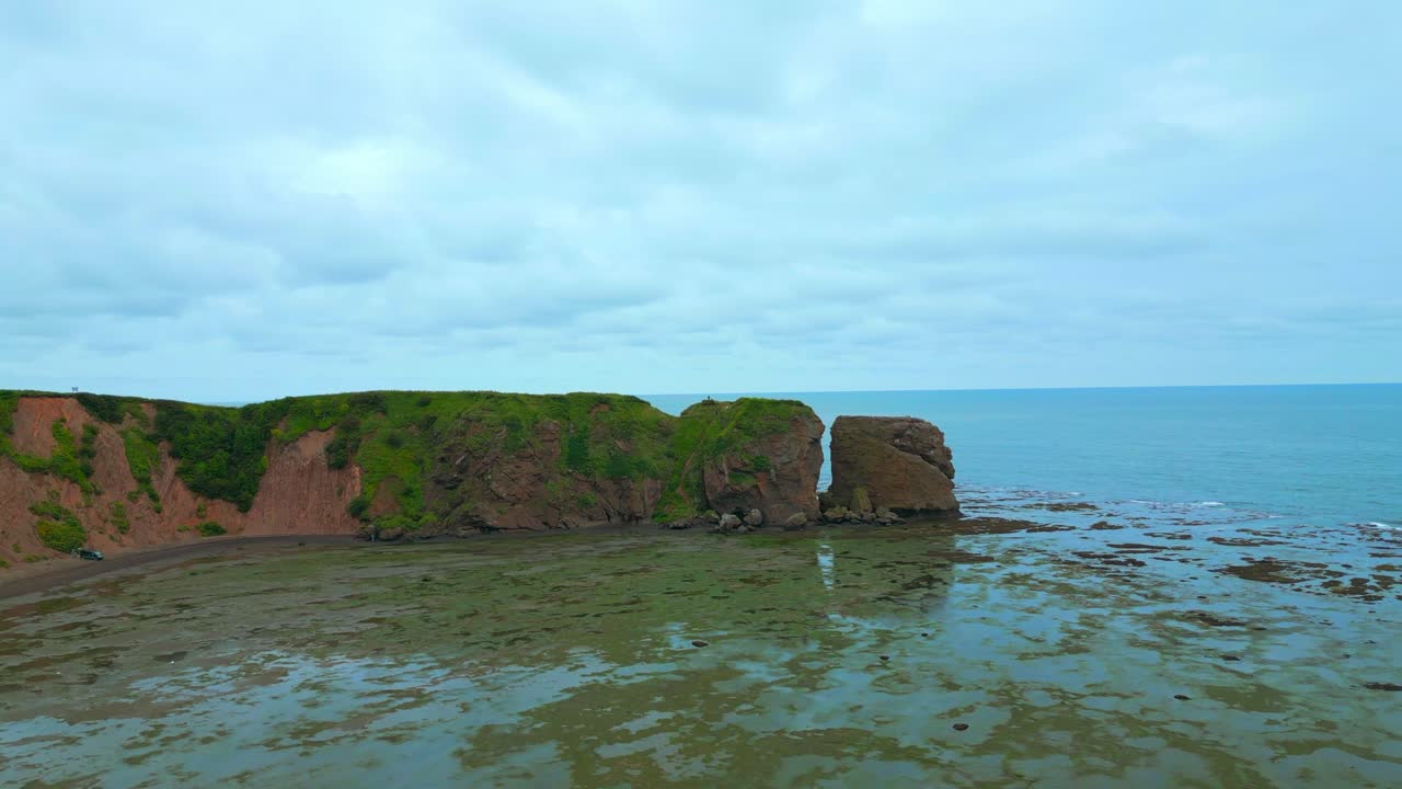 사람들이 있는 해안의 바위 풍경