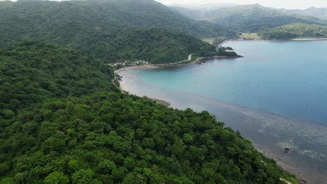 Tropisches-Paradies-Mit-üppigen-Grünen-Wäldern,-Die-Blaues-Wasser-Umgeben,-Luftaufnahme