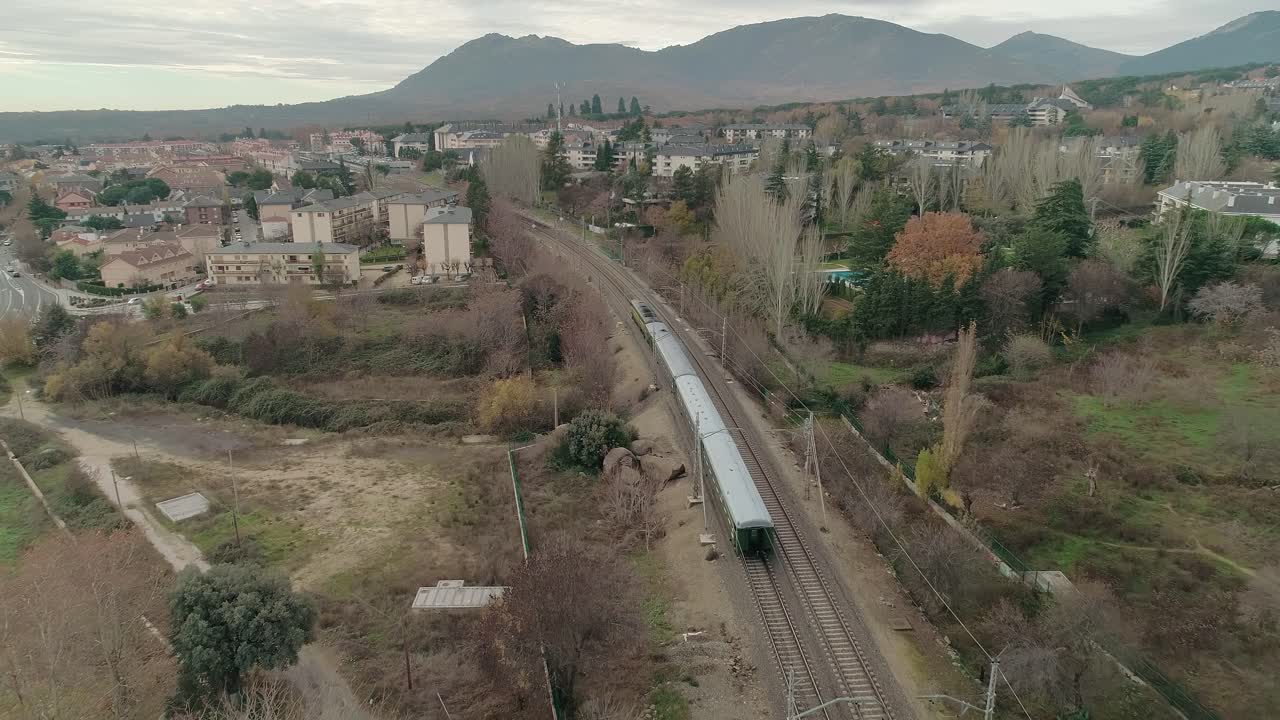 travelling lento de un tren clásico en el escorial madrid