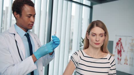 Primer-Plano-Retrato-De-Joven-Apuesto-Hombre-Feliz-Médico-Especialista-Inmunólogo-Inyectando-Hermosa-Mujer-Alegre-Forma-Coronavirus,-Prevención-De-Enfermedades,-Concepto-De-Vacunación