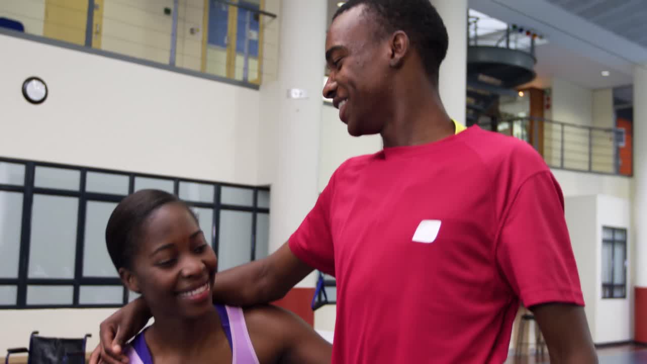 hombre haciendo ejercicio con piernas protésicas