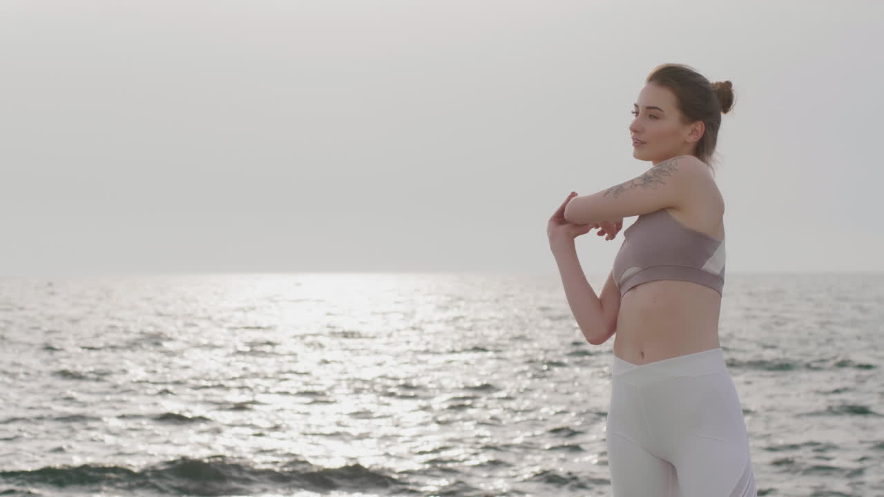 外でスポーツをする白人女性