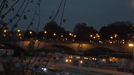 París-Nocturno-Ver-El-Sena-Con-Puente-Para-Automóviles-Y-Autobús-Acuático-Turístico-De-Vela