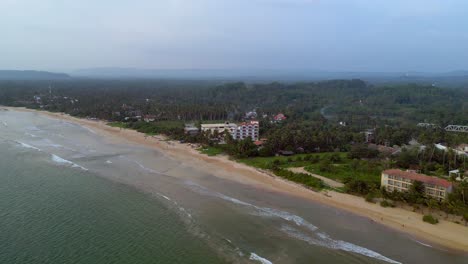vista de pájaro de la playa de weligama en sri lanka