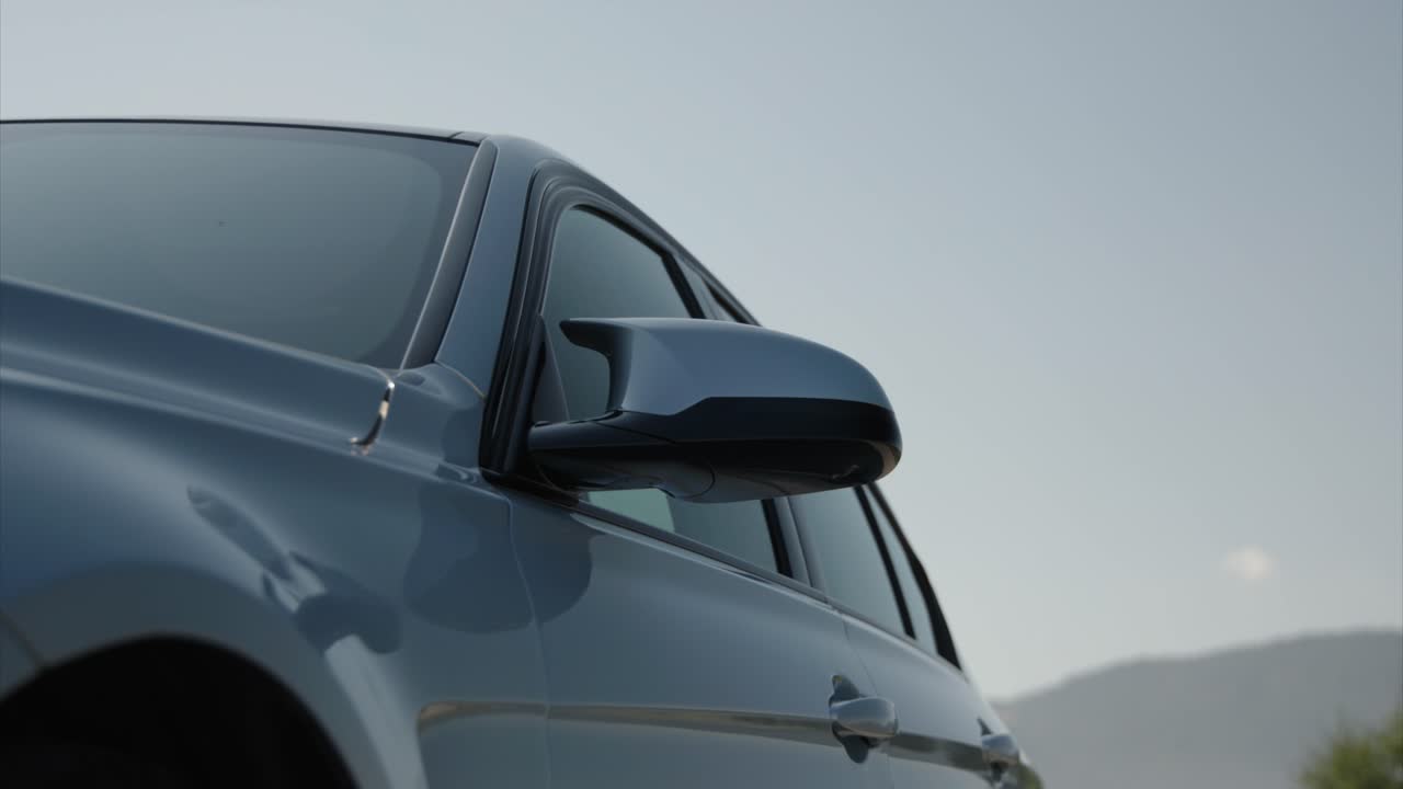 bmw m3 mirror detail from front fender