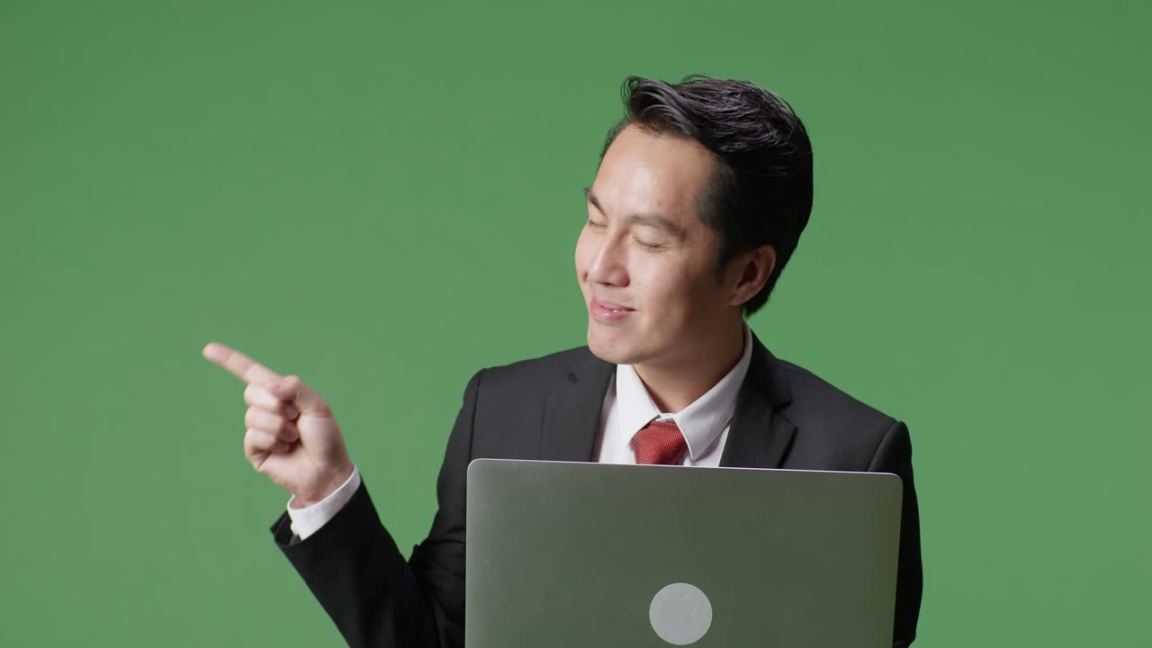 노트북 을 가지고 있는 사업가