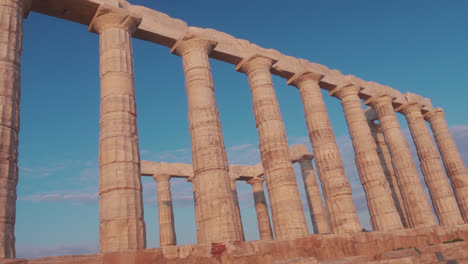 Ruinas-Antiguas-En-Grecia,-Doradas-Desde-La-Puesta-Del-Sol