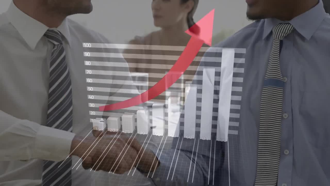 Processamento de dados estatísticos com dois empresários diversos apertando as mãos no escritório.