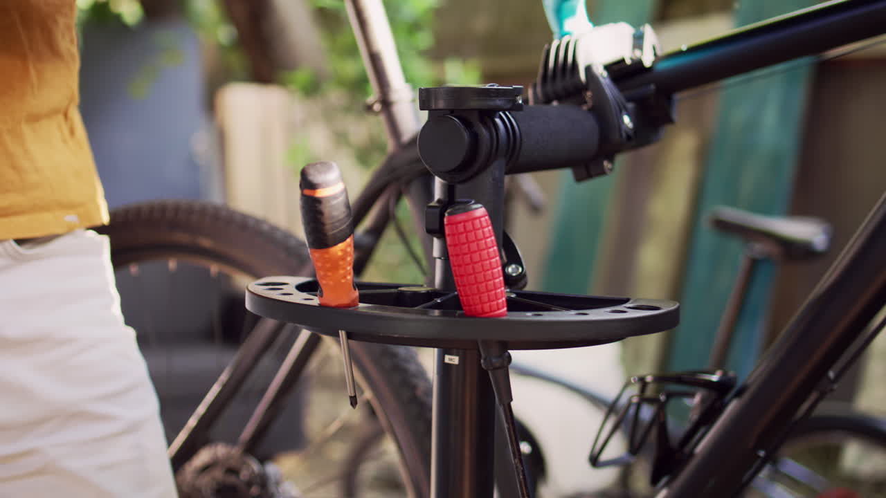 자전거 전문가 도구를 정리하는 사람