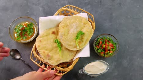 pan plano de maíz casero mano femenina cilantro verdes salsa de tomate tortillas mexicanas hechas a mano ensalada de verduras tradicional india punjabi makki ki roti plato de pan 4k harina de trigo masa cocina auténtica