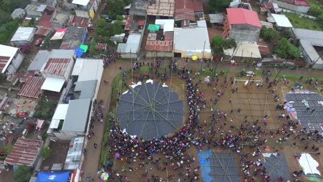 vista aérea de la construcción de una cometa gigante para el festival de cometas de sumpango en guatemala