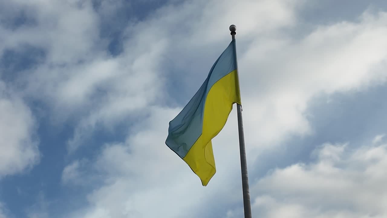 La bandiera ucraina che sventola al vento con un cielo nuvoloso sullo sfondo