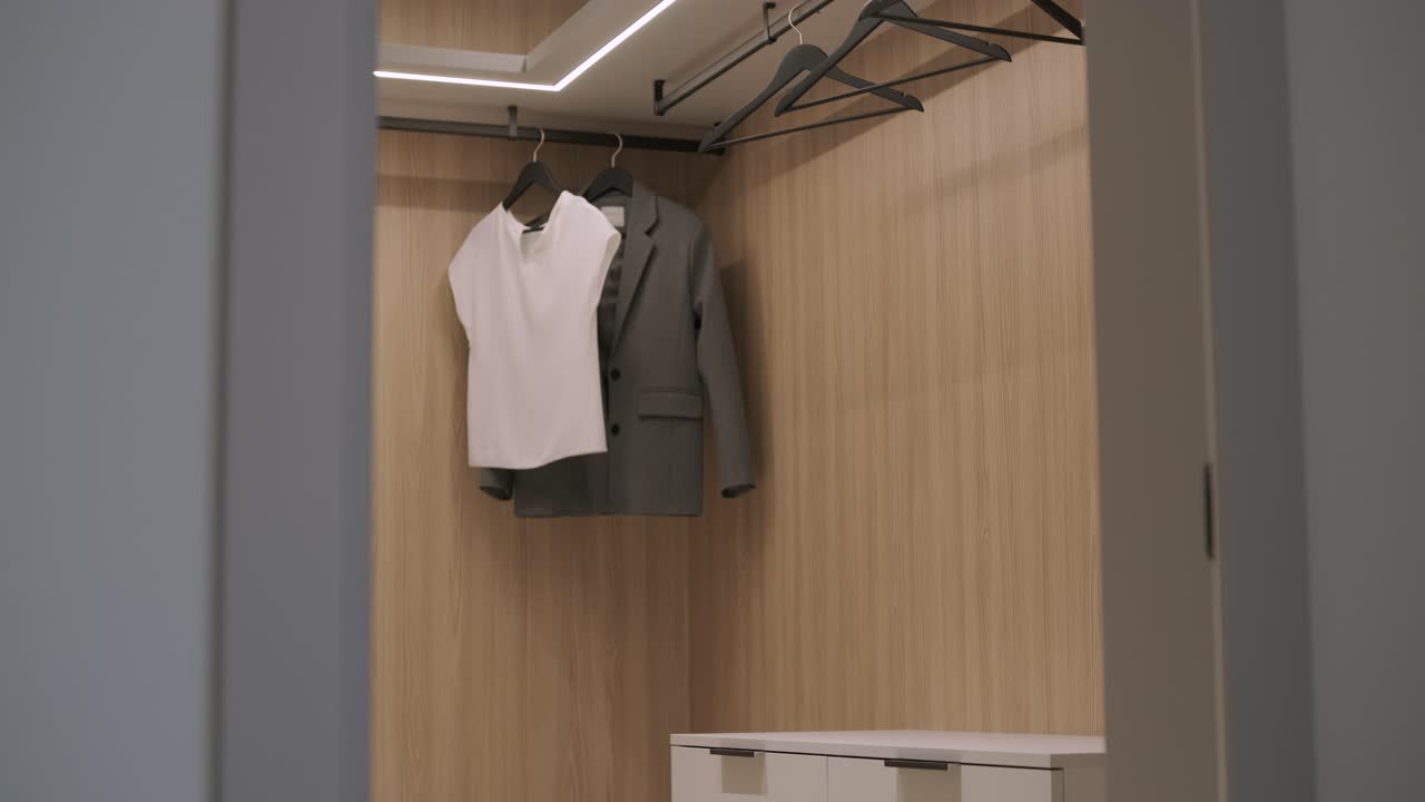 camerino con estantes. armario moderno con camerino brillante