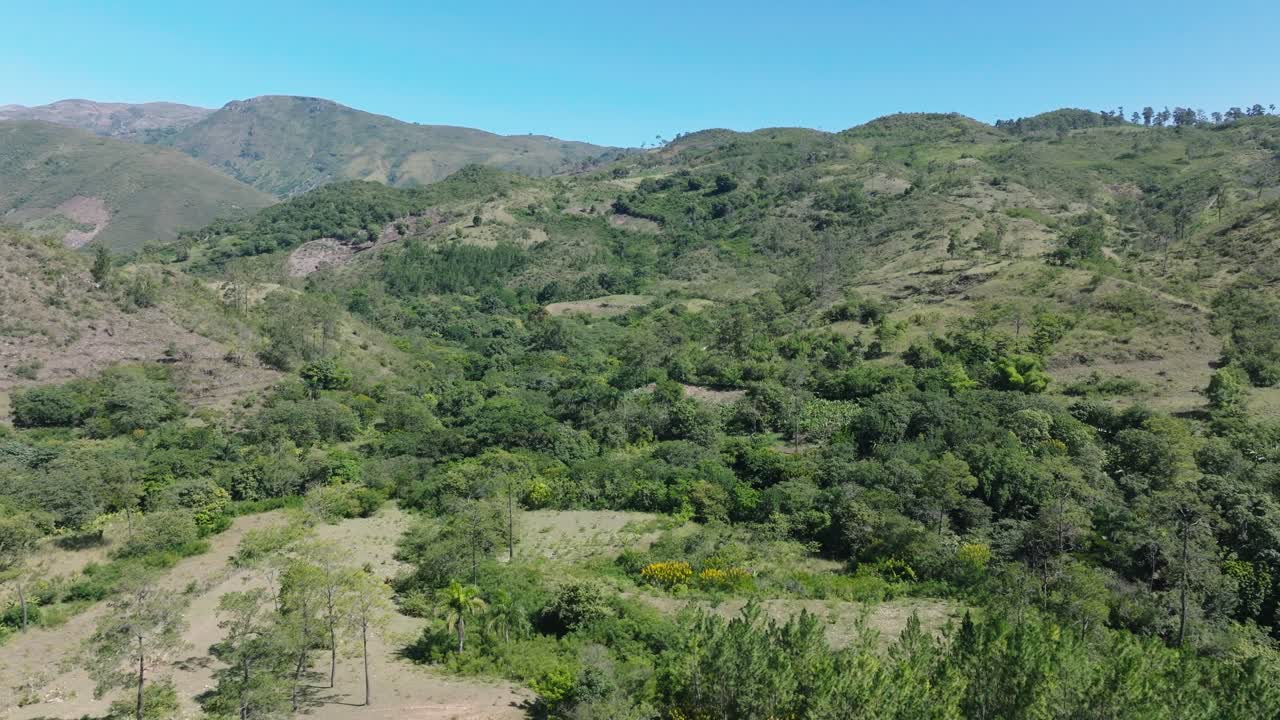 paisaje de montañas boscosas en la provincia de elías pina en la frontera entre haití y la república dominicana