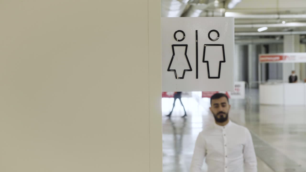 복도 에 있는 공중 화장실 표지판