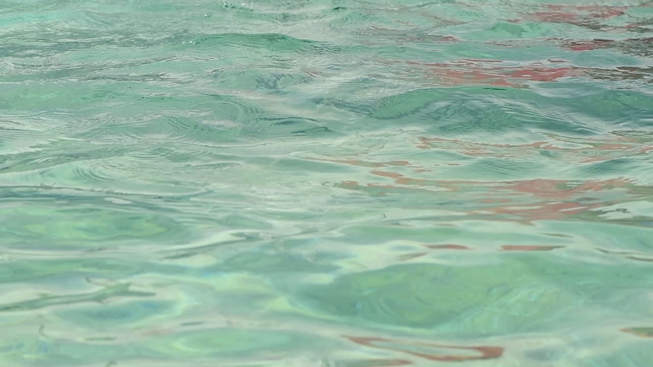 imágenes en cámara lenta del agua limpia de la piscina azul