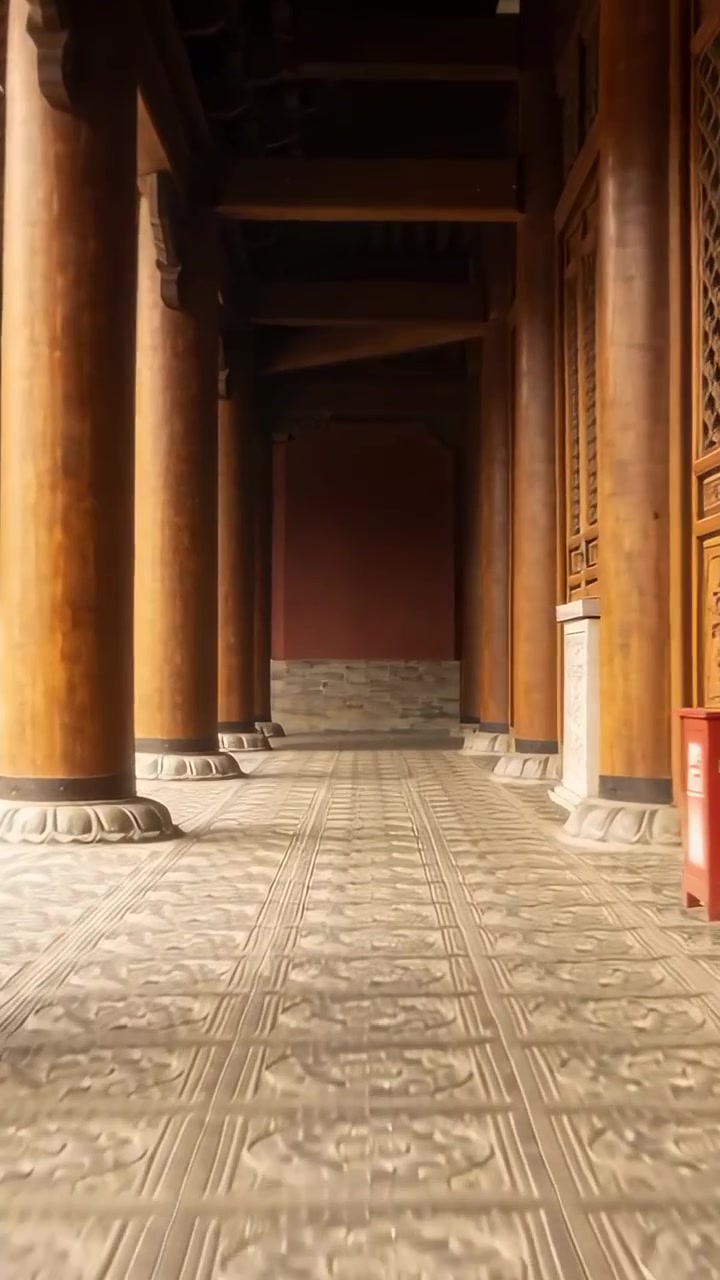 Video verticale: Partendo da un pavimento piastrellato, la telecamera si muove in avanti lungo il corridoio per mostrare colonne e un cestino rosso.