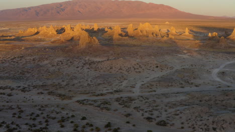 Trona-Zinnen,-Die-Kurz-Vor-Sonnenuntergang-Im-Goldenen-Sonnenlicht-Majestätisch-Aussehen