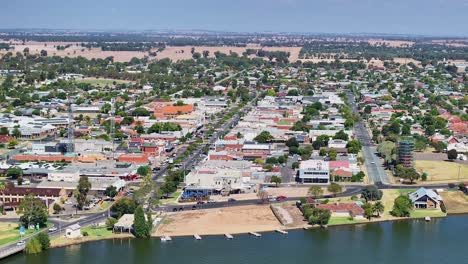 revelación del lago mulwala y la calle principal de yarrawonga victoria con coches y edificios