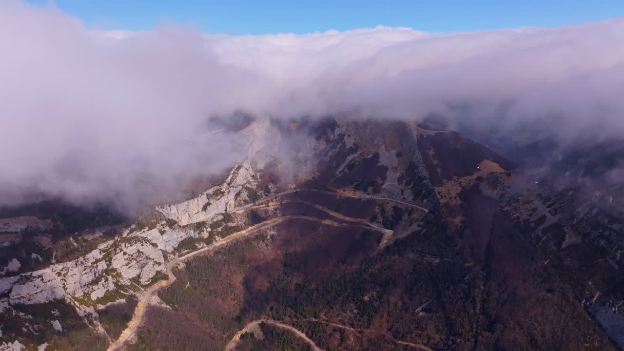 Toma aérea del Col de Rousset bajo un cielo cambiante