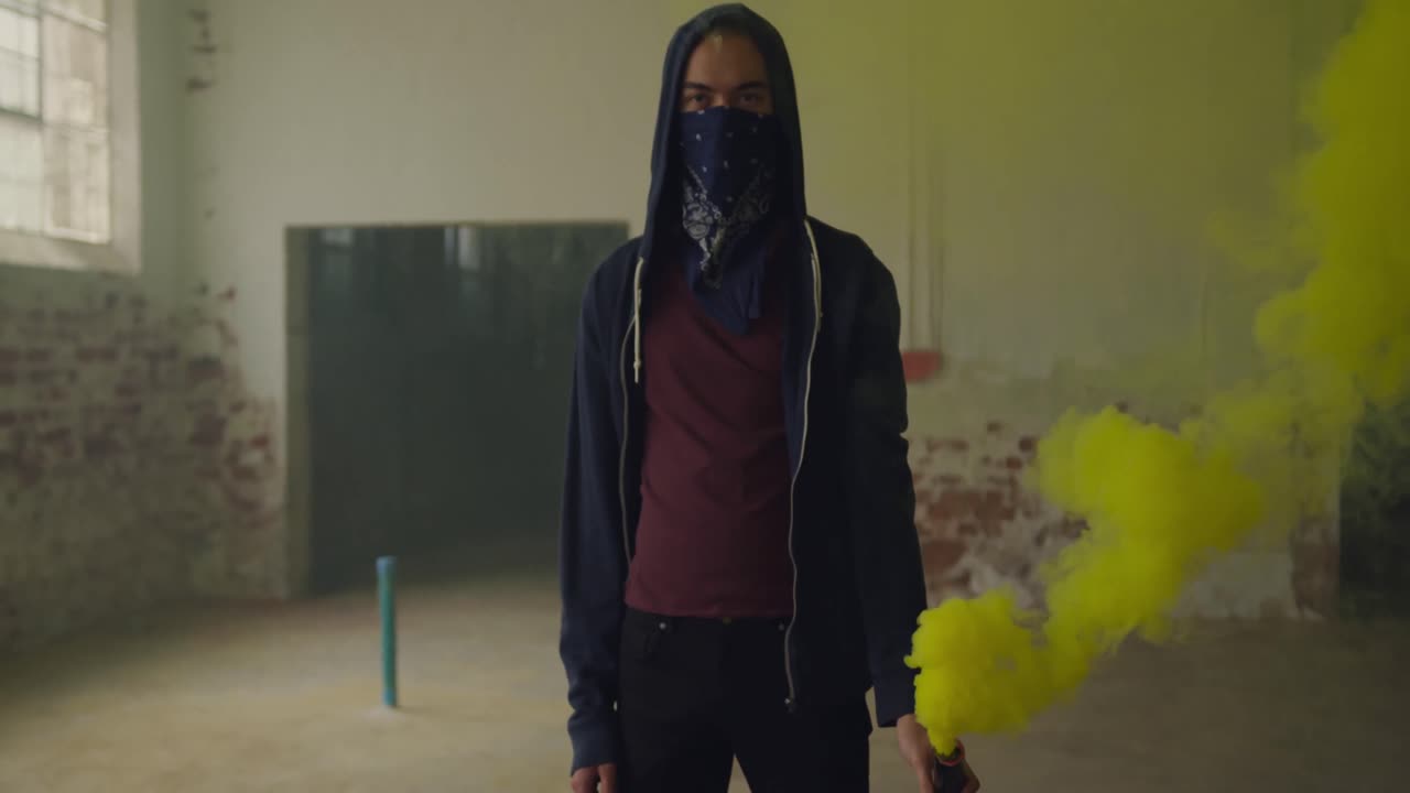 joven de moda en un almacén abandonado