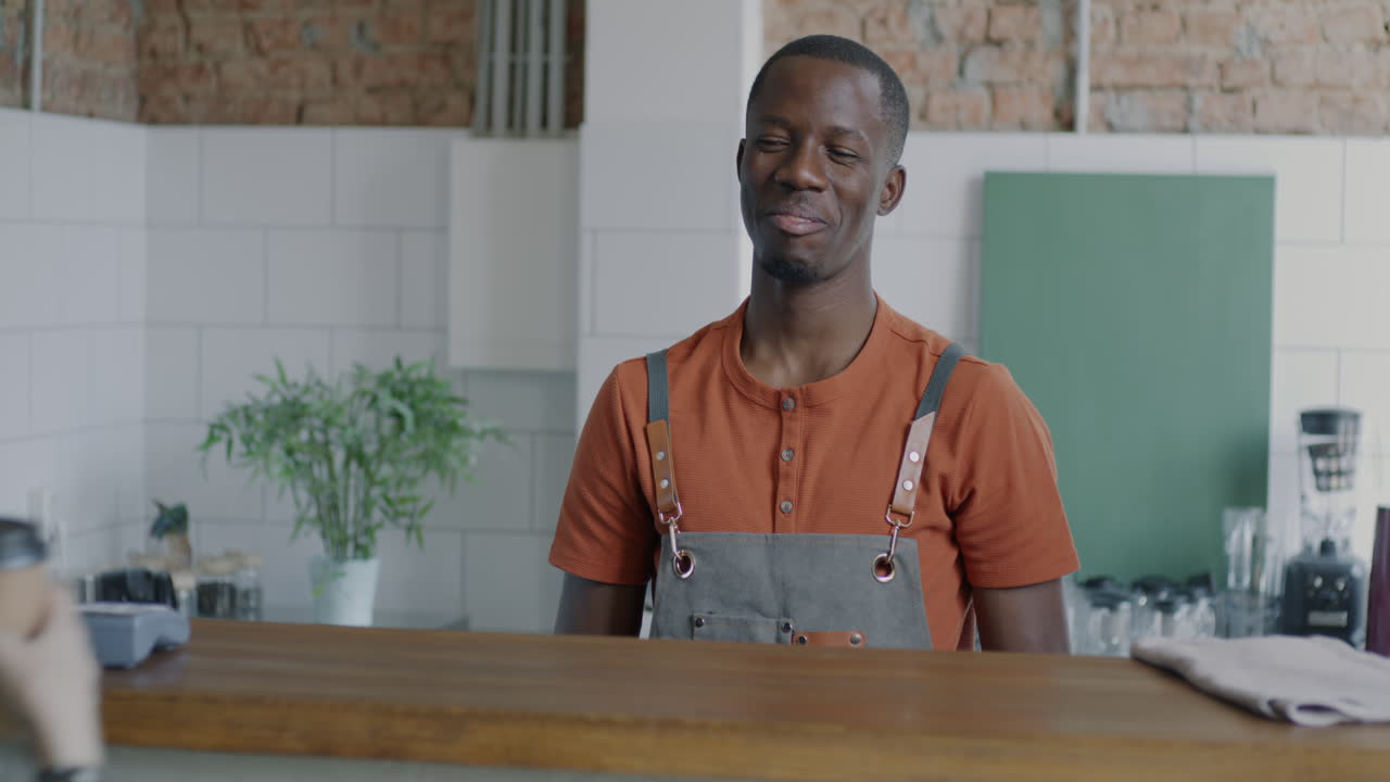Cliente che ordina un caffè al bar