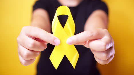 día de prevención del suicidio, sarcoma, hueso, vejiga y mes de concientización sobre el cáncer infantil, cinta amarilla para apoyar a las personas que viven y están enfermas