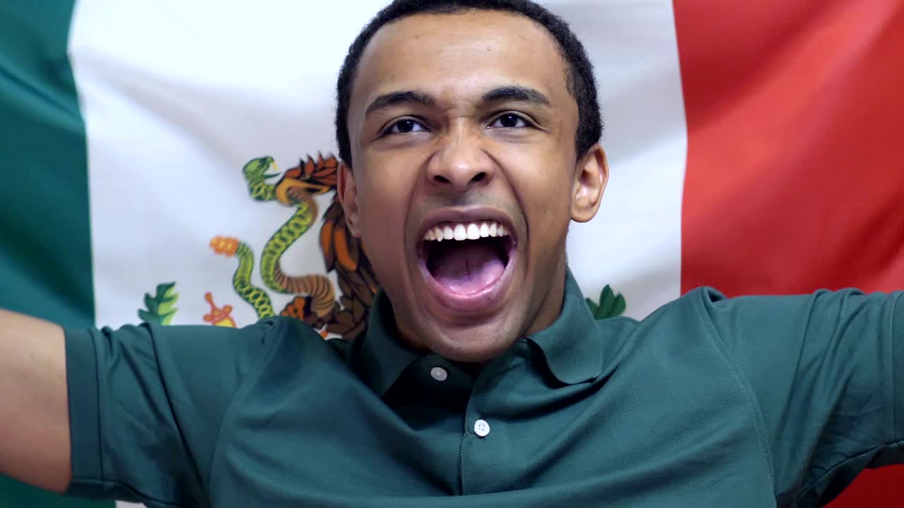 Mexikanischer Fan feiert mit der Flagge Mexikos in Zeitlupe