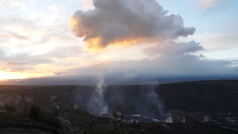 el vapor de humo se eleva desde el parque nacional del volcán hacia el cielo durante el amanecer con una gran nube dorada que se cierne sobre la cabeza
