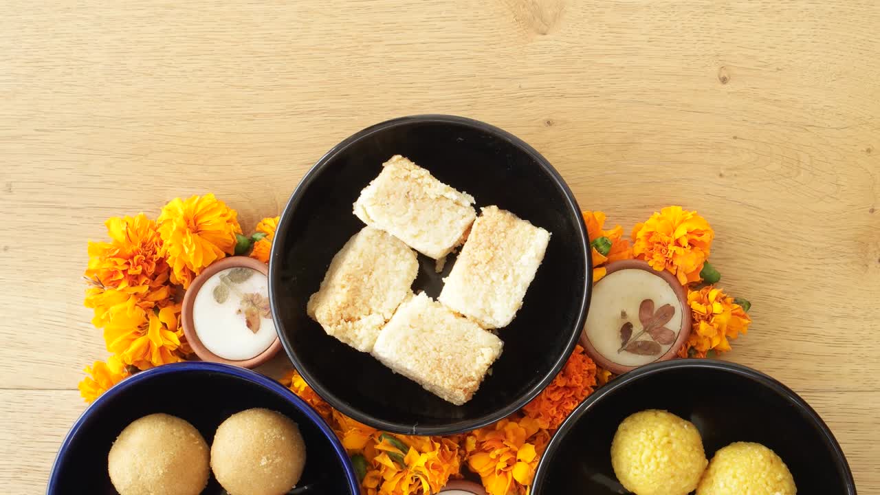 inclinarse de cerca a través de dulces indios, flores, dias en un fondo de madera para el festival hindú de las luces, dusshera y diwali preparación e ingredientes de celebración
