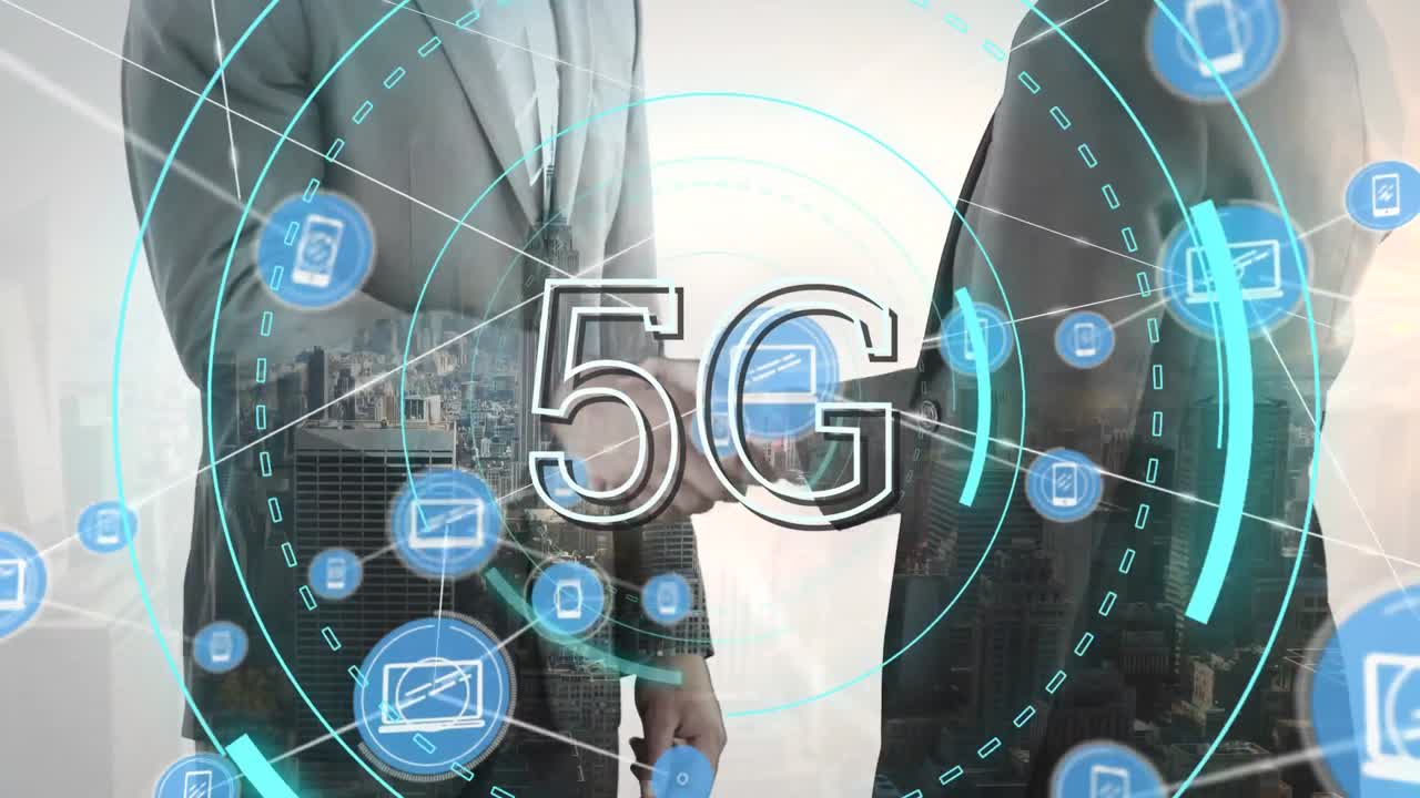 연결 아이콘의 네트워크를 통해 5g 텍스트 두 사업가 손을 흔드는 중간 섹션에 대해
