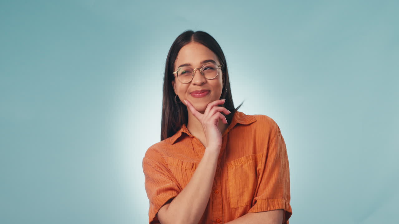 negocios, pensamiento y rostro de la mujer en el estudio