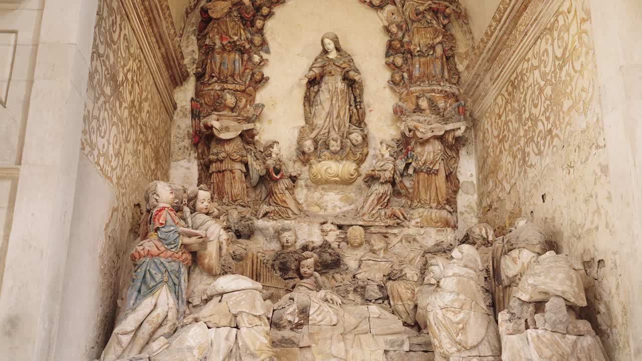 장식적인 종교 조각의 세부 사항