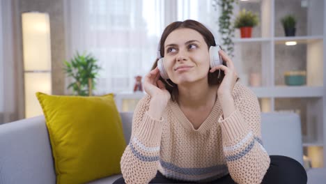 Positiver-Gymnasiast-Oder-Student,-Der-Mit-Kopfhörern-Musik-Hört-Und-Sich-Entspannt.