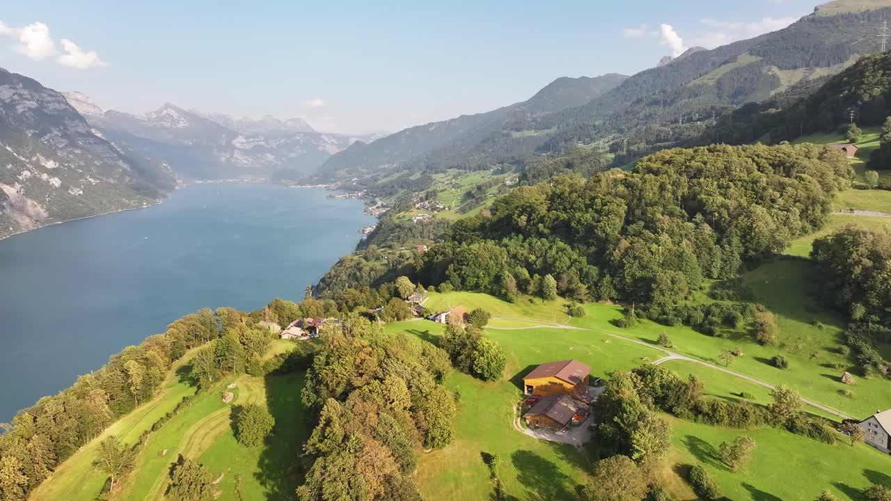 vista aérea del sereno lago walensee, rodeado de majestuosas colinas costeras y altas montañas en fizbach, glarus nord, suiza