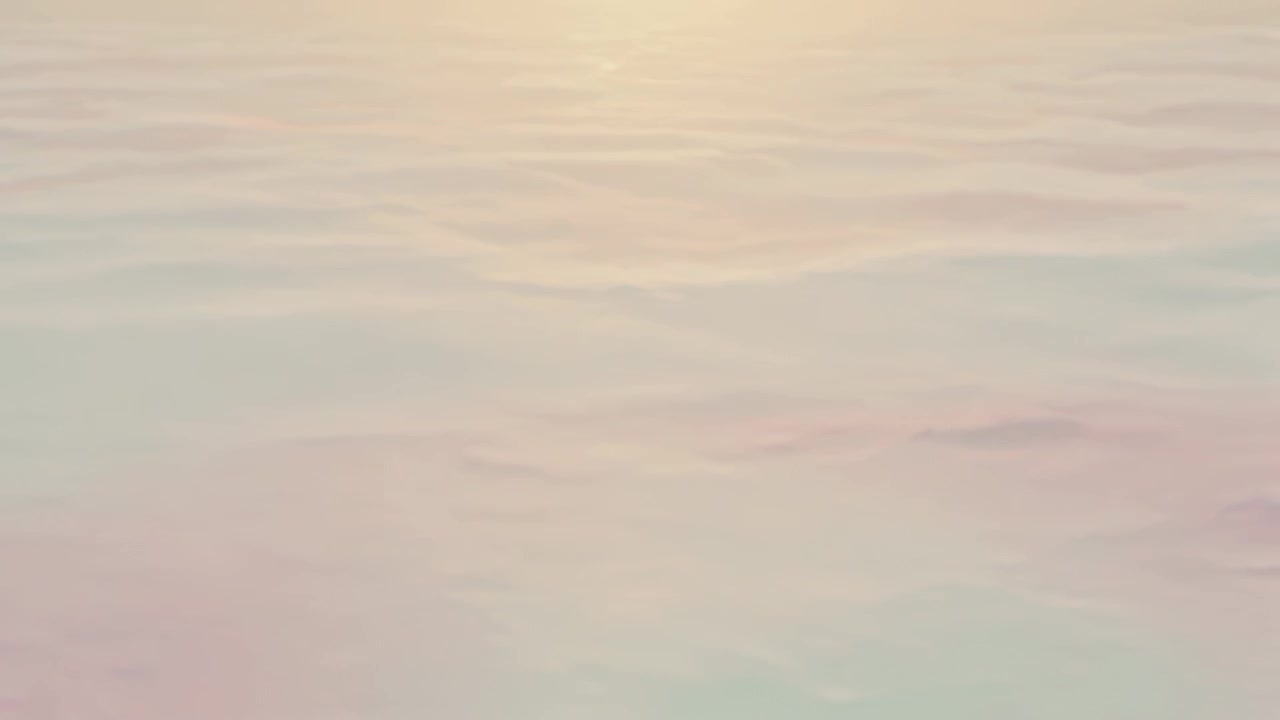 Lysnende horisont viser opgående sol over roligt hav med pastelfarvet himmel, kaster varm refleksion.