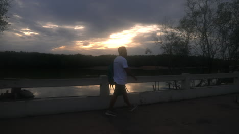 hombre caminando en el puerto de tailandia