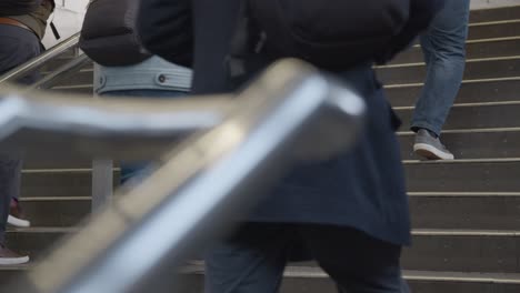런던 영국 기차역에서 계단을 오르는 통근자들의 폐쇄