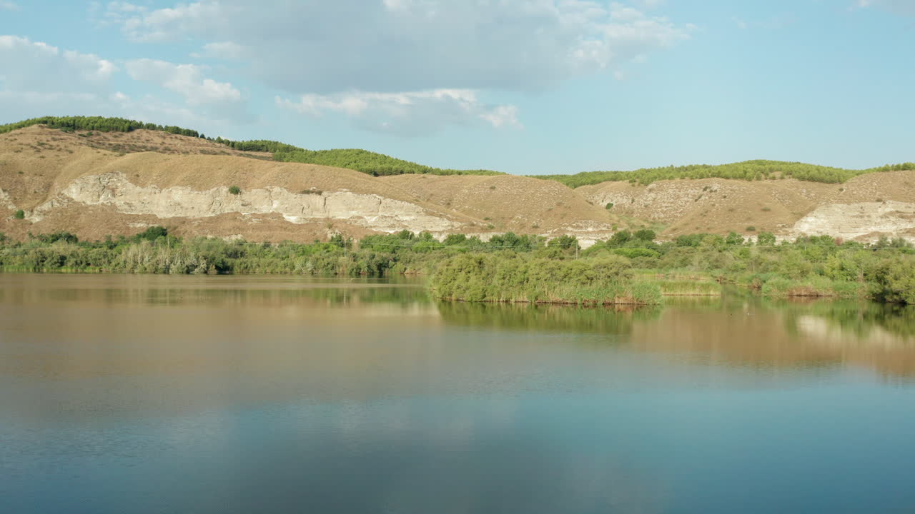 Scena tranquilla di un bacino idrico nella campagna di Madrid in Spagna, drone aereo