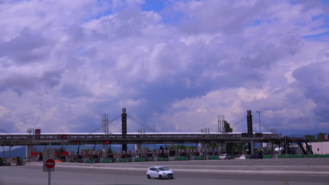 트럭과 자동차는 프랑스 고속도로 1의 요금소를 통과합니다.