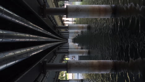 vista vertical de una lancha rápida que pasa bajo el puente chelles allee en lindau, bodensee, alemania