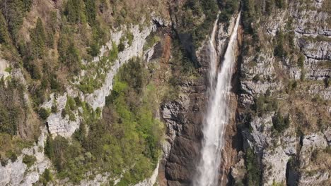 las cascadas de seerenbachfälle caen en cascadas por las exuberantes montañas cerca de amden, betlis y walensee, suiza