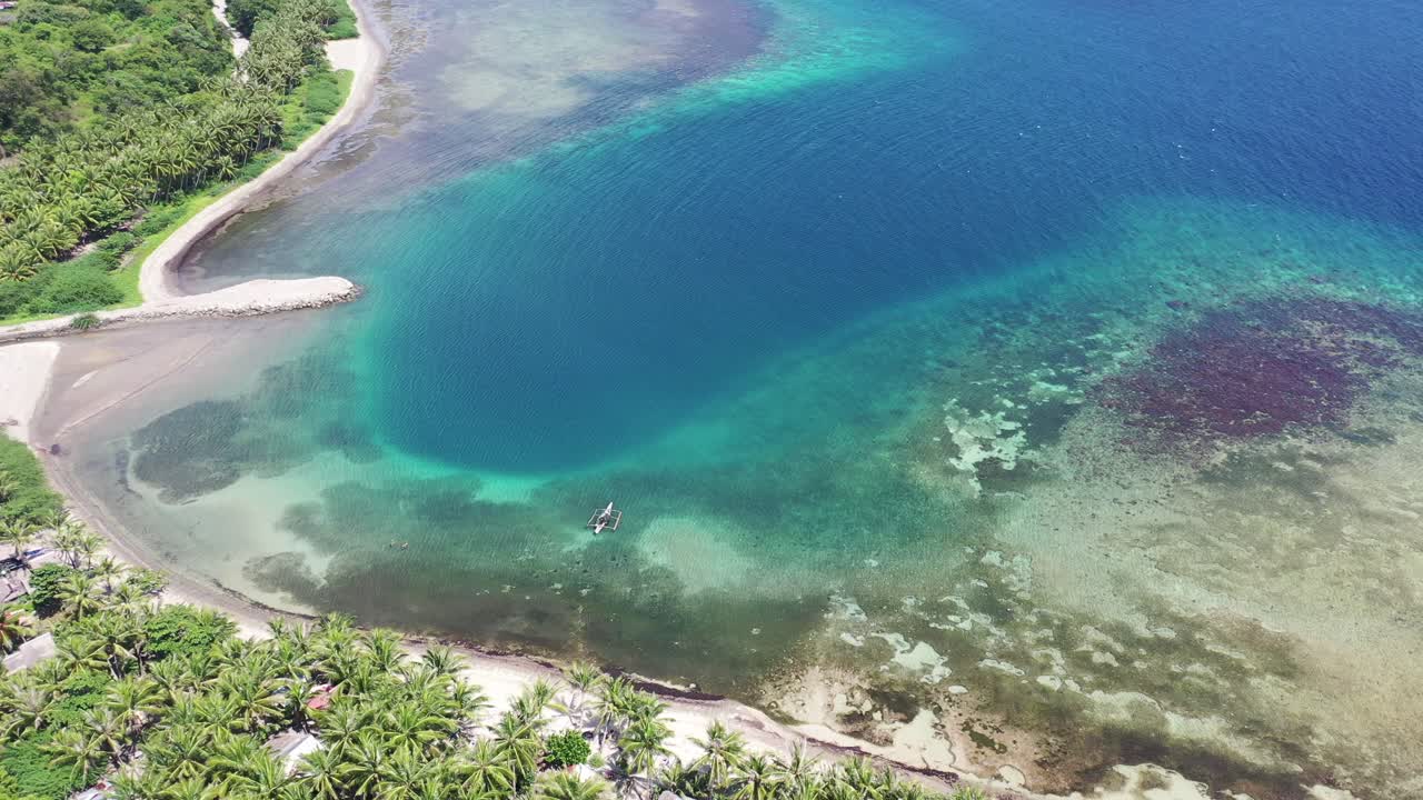 Costa con spiaggia sabbiosa e acqua turchese a Negros Oriental, Filippine