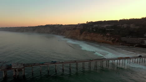 olas escénicas del océano durante el amanecer en el muelle conmemorativo de ellen browning scripps en la jolla, san diego, california