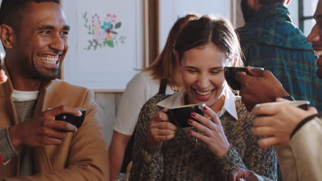 grupo diverso de amigos pasando el rato en una cafetería charlando compartiendo conversaciones bebiendo café disfrutando de la socialización divirtiéndose se reúnen en el restaurante