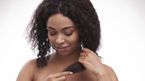 una mujer hermosa con el cabello rizado.
