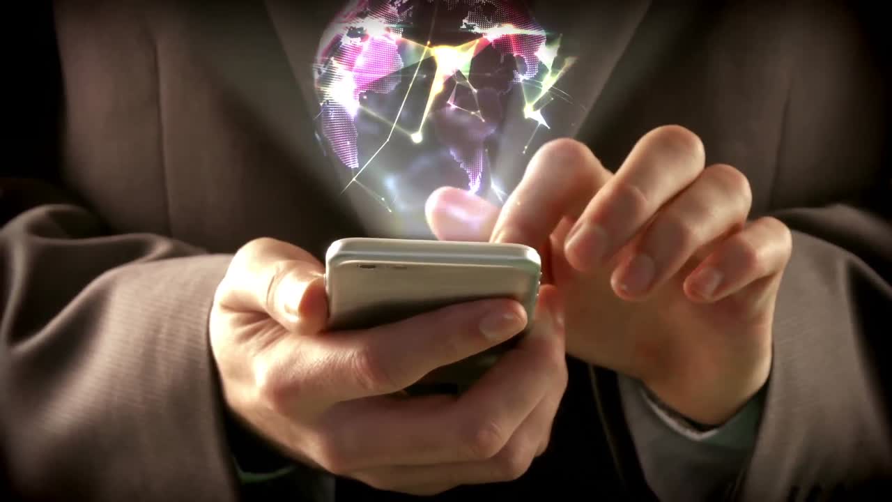 teléfono móvil que toca con la mano con interfaz digital virtual