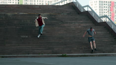 amigos entrenando el parkour