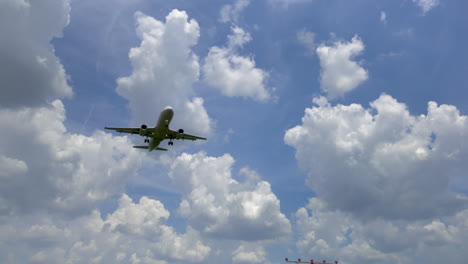 Cámara-Siguiendo-La-Sobrecarga-Baja-Del-Avión-En-La-Aproximación-Para-Aterrizar-En-El-Aeropuerto