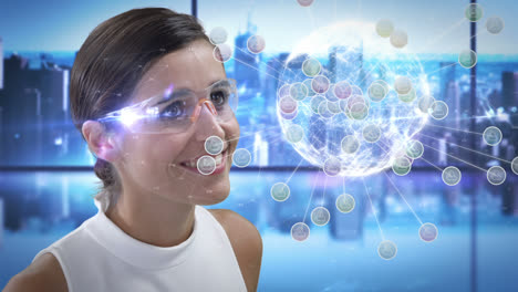 una mujer sonriente está usando gafas futuristas.
